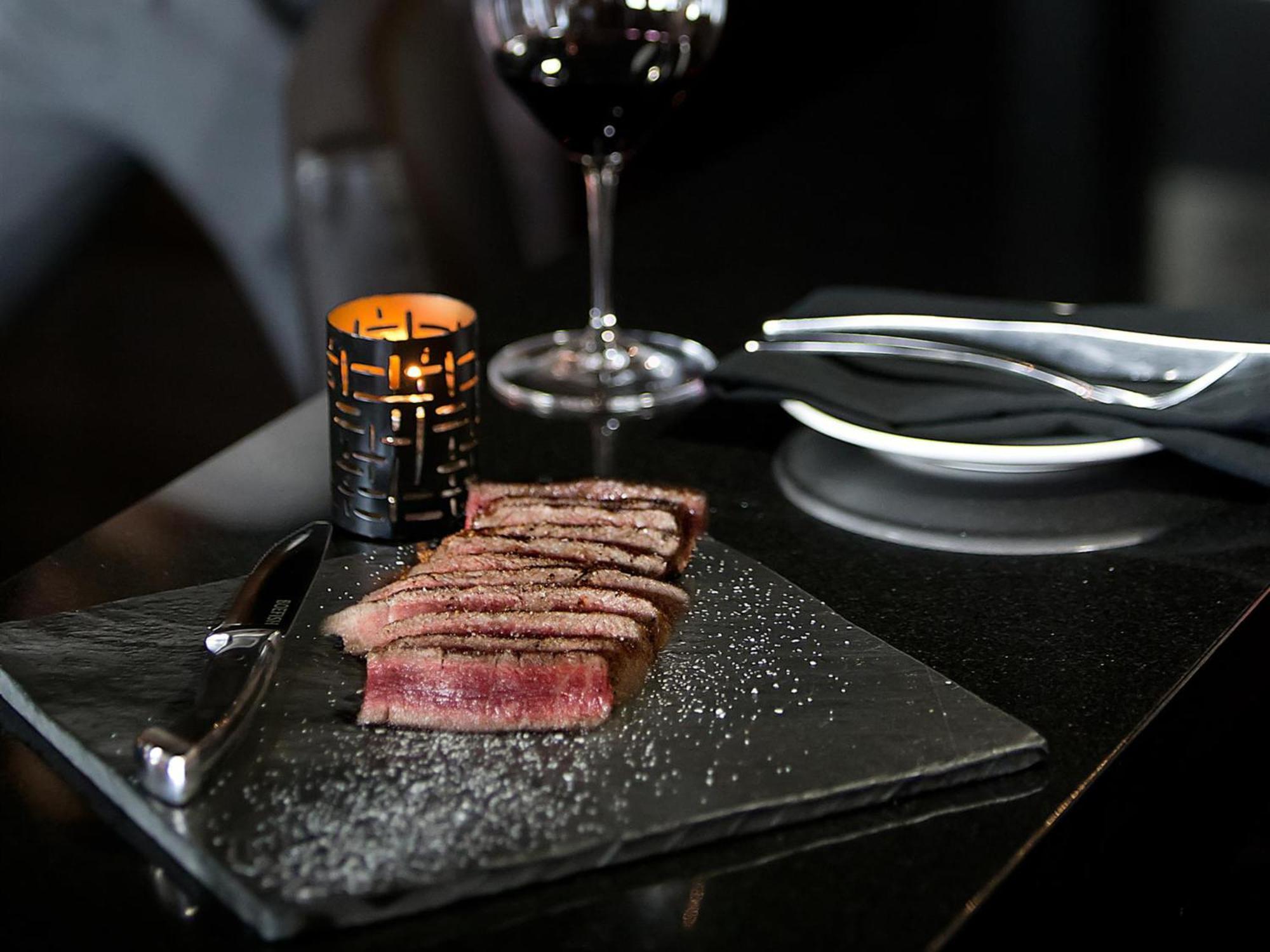 Otl Gouverneur Сагеней Экстерьер фото A steak at the restaurant