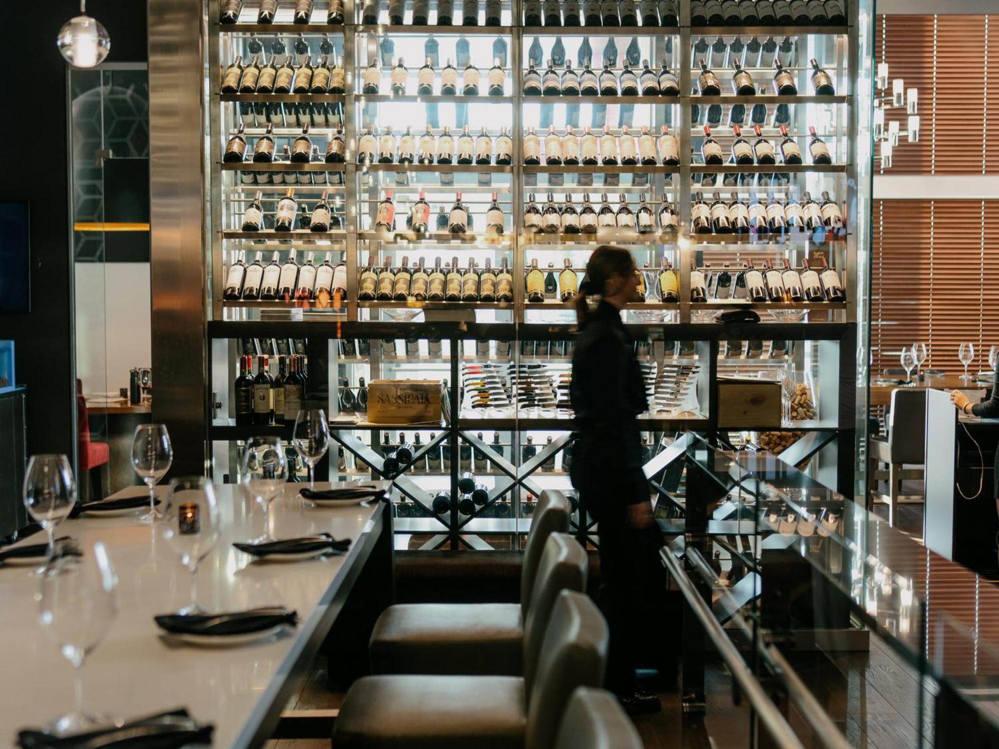 Otl Gouverneur Сагеней Экстерьер фото Wine bar in Tokyo