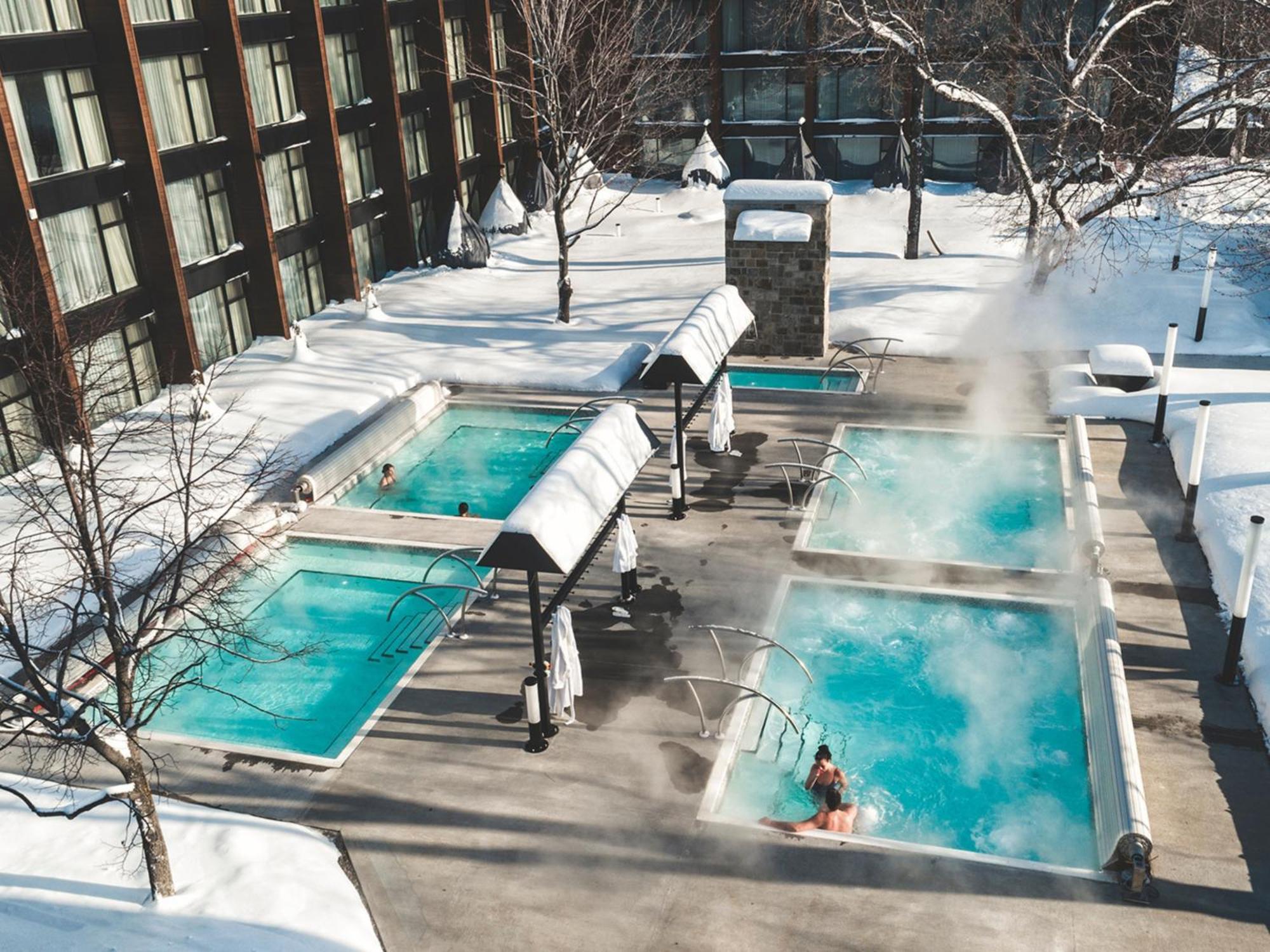 Otl Gouverneur Сагеней Экстерьер фото Outdoor hot springs at the Hotel Okura, Hakkōda, Sendai, Japan