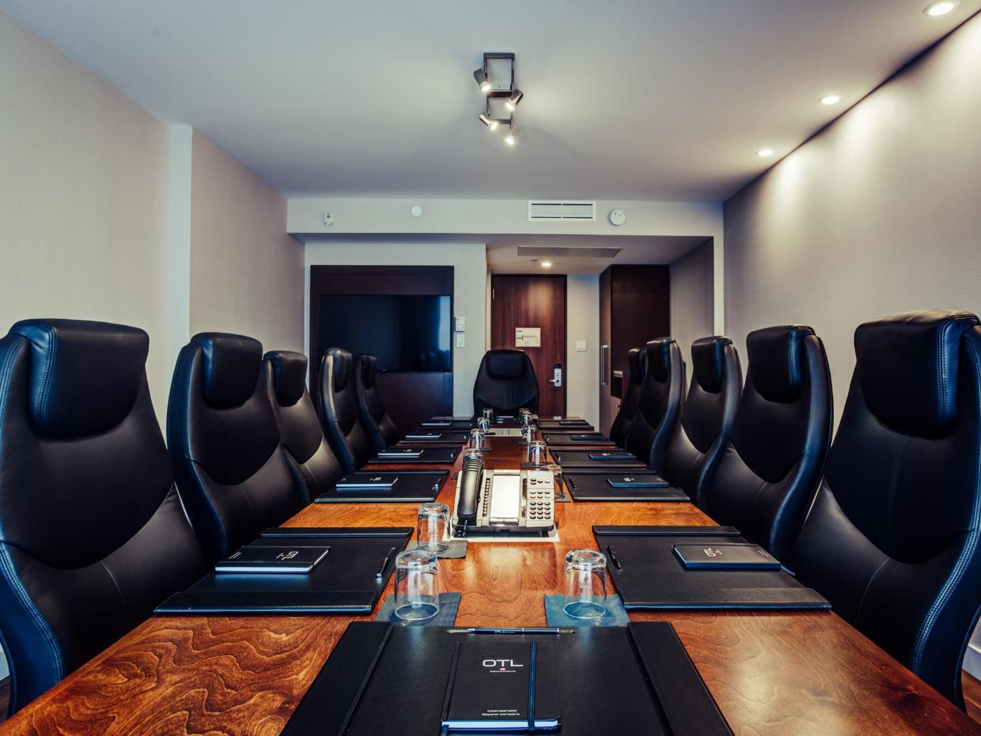 Otl Gouverneur Сагеней Экстерьер фото Boardroom at the OTL
