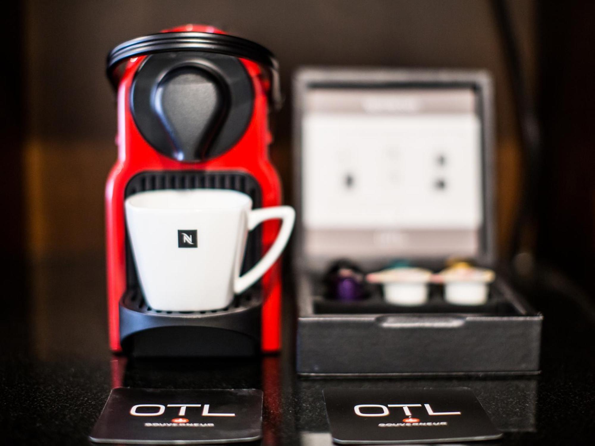 Otl Gouverneur Сагеней Экстерьер фото A Nespresso Inissia coffee machine