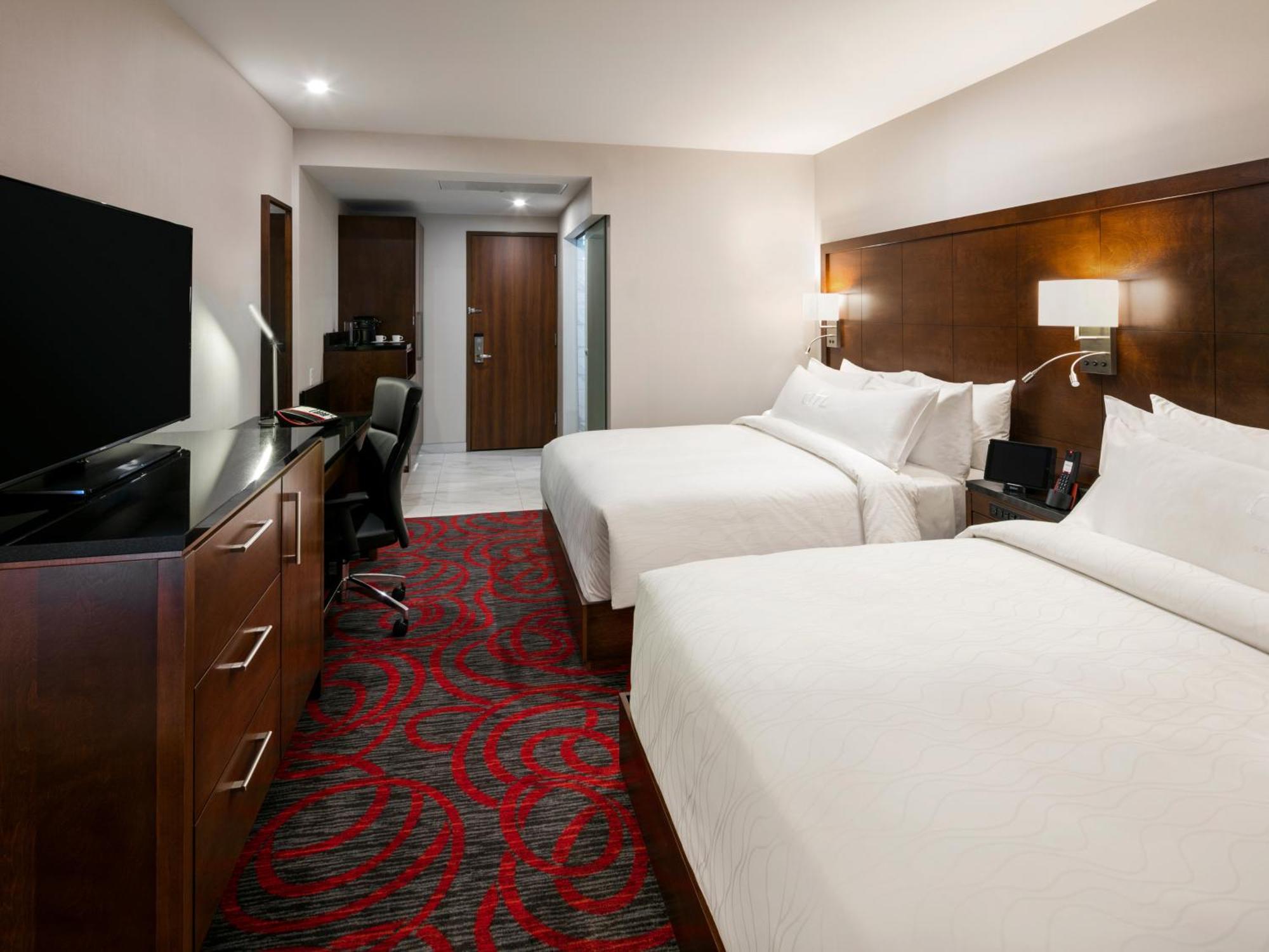 Otl Gouverneur Сагеней Экстерьер фото A guest room at the Hilton Garden Inn in San Francisco