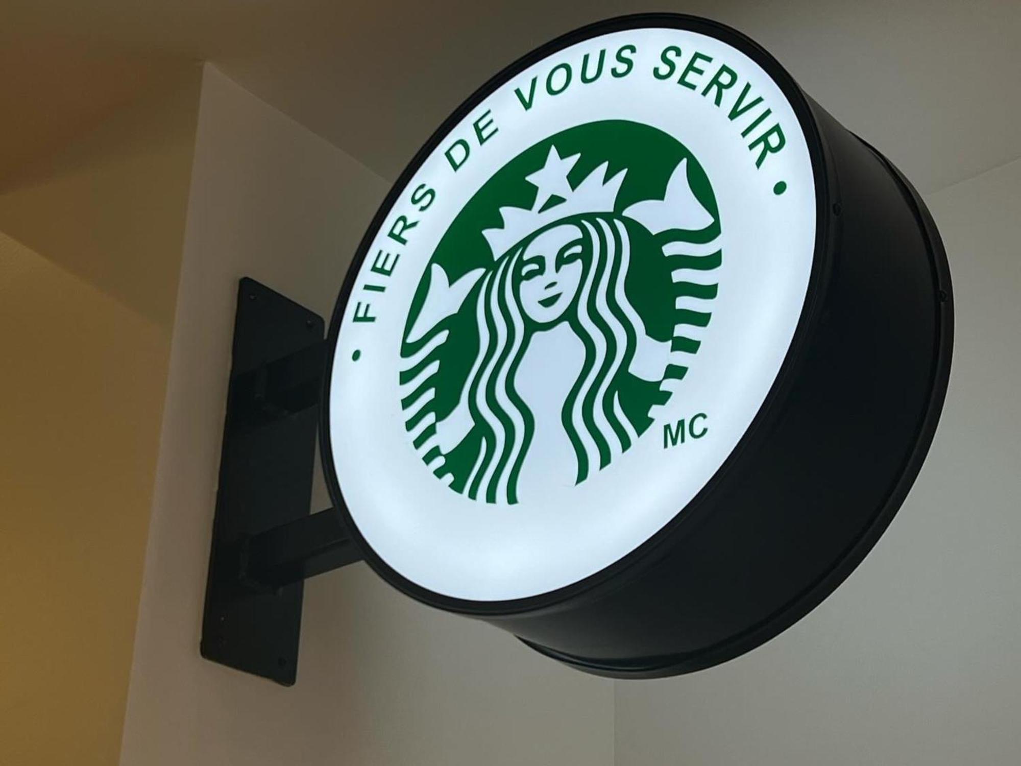 Otl Gouverneur Сагеней Экстерьер фото Starbucks in Paris